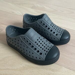 C8 kids Jefferson Natives, black & gray - EXCELLENT CONDITION (Retail $50)